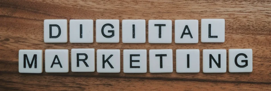 Fichas de scrabble formando la frase marketing digital