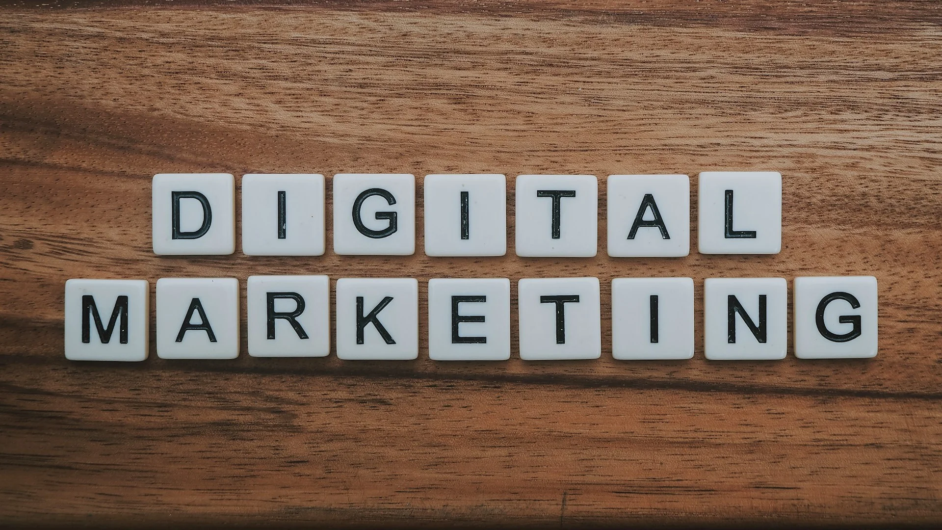 Fichas de scrabble formando la frase marketing digital