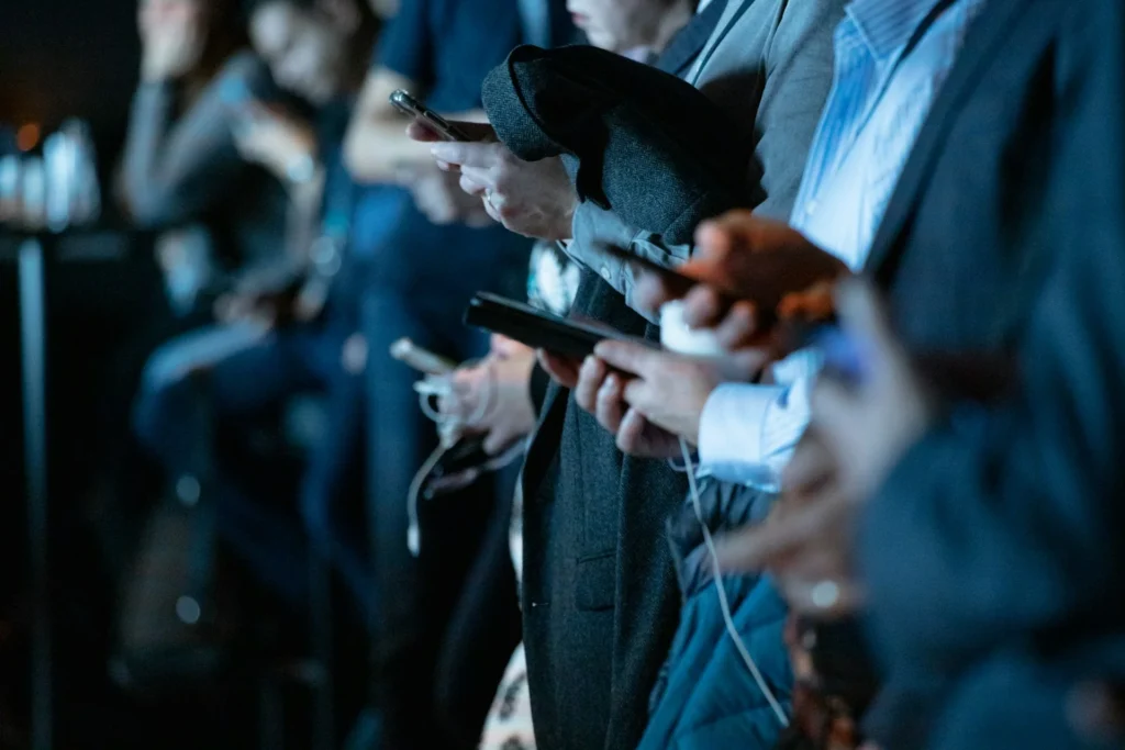 Grupo de gente mirando publicidad en sus smartphones