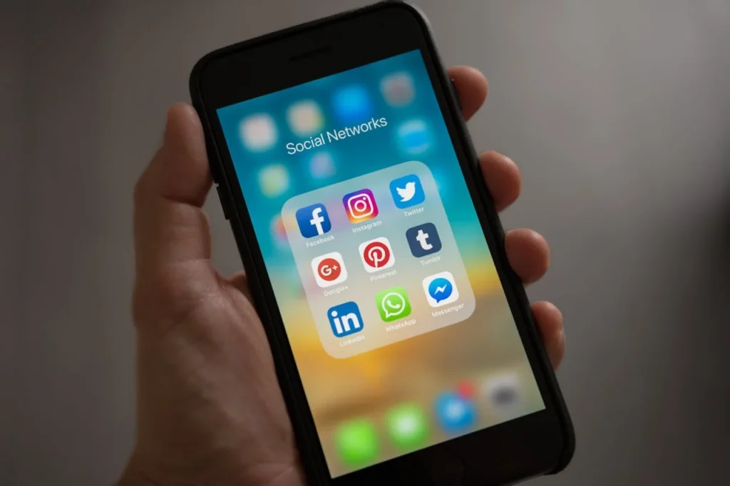 Pantalla de smartphone con iconos de las principales apps de Social Media