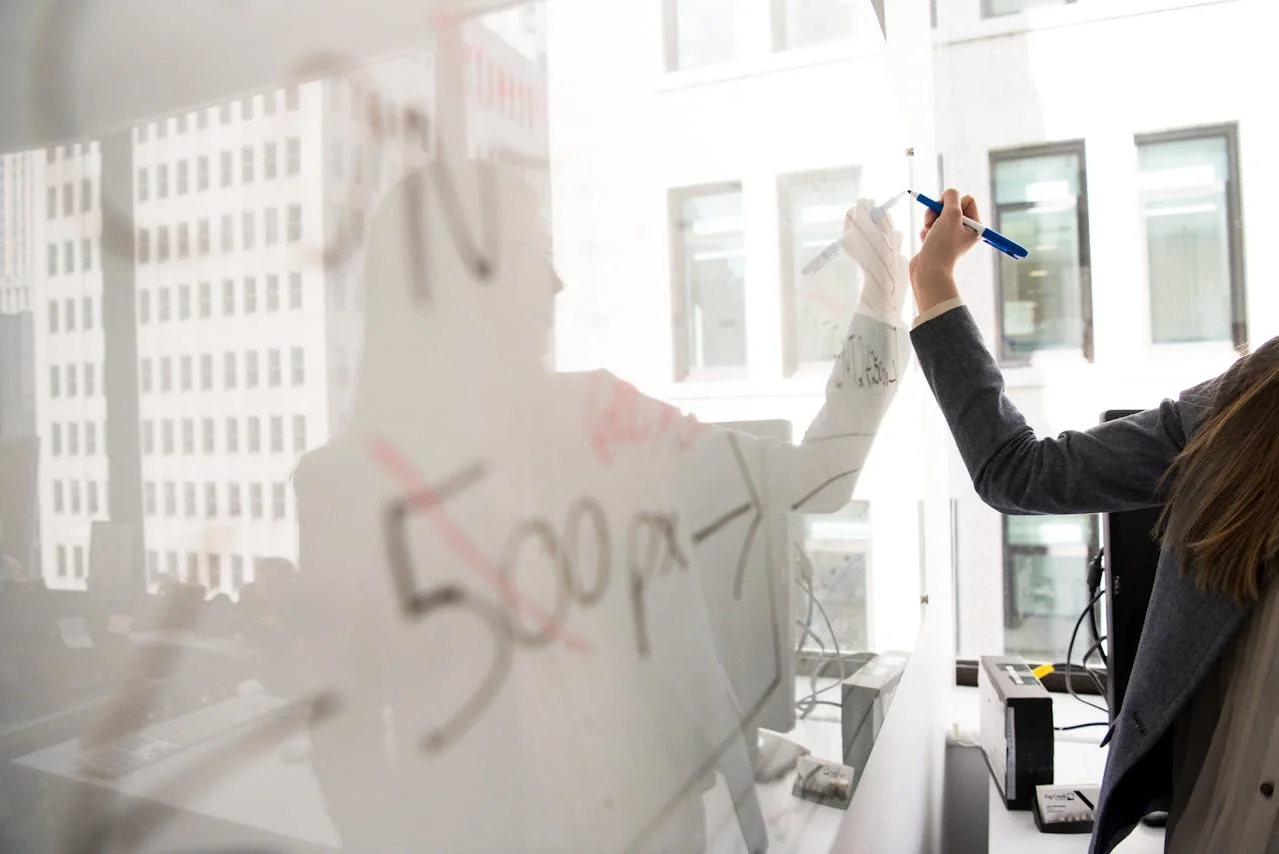 Dibujando un esquema de marketing digital en un white board | Foto de Christina Morillo