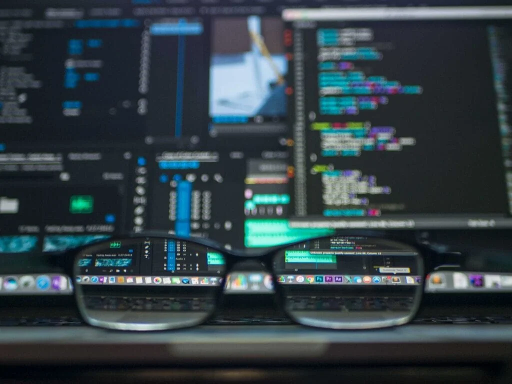 Gafas sobre teclado después de estar programando por horas