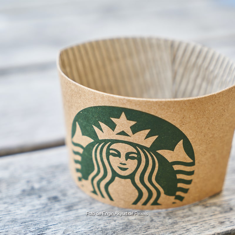 Logotipo de Starbucks impreso sobre una manga de cartón para vaso