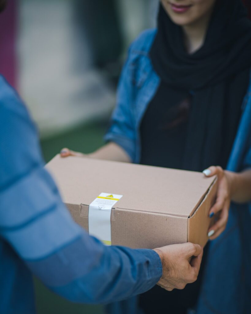 Courier entregando un paquete de una compra de tienda en línea