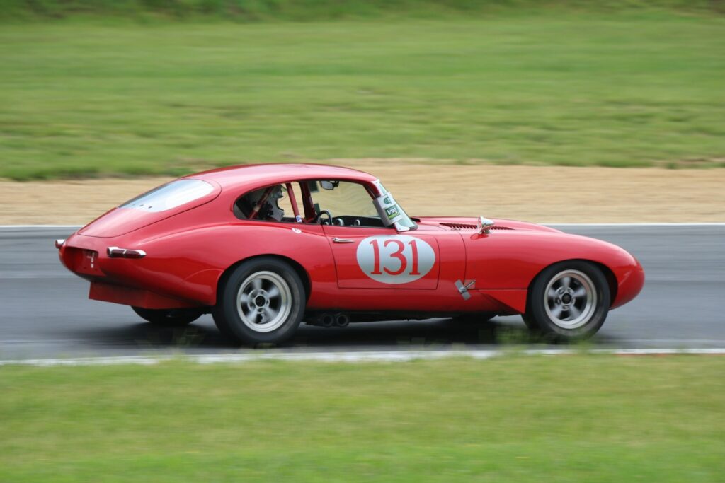 Jaguar E Type en pista, auto clásico