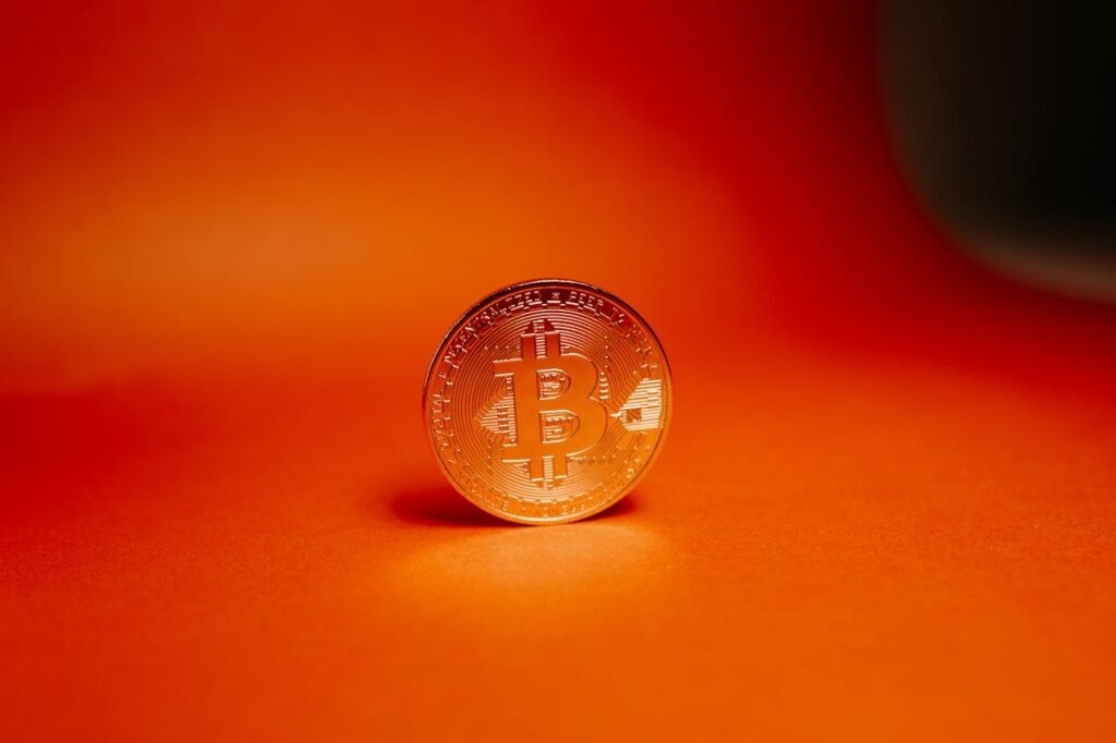 Bitcoin sobre fondo naranja