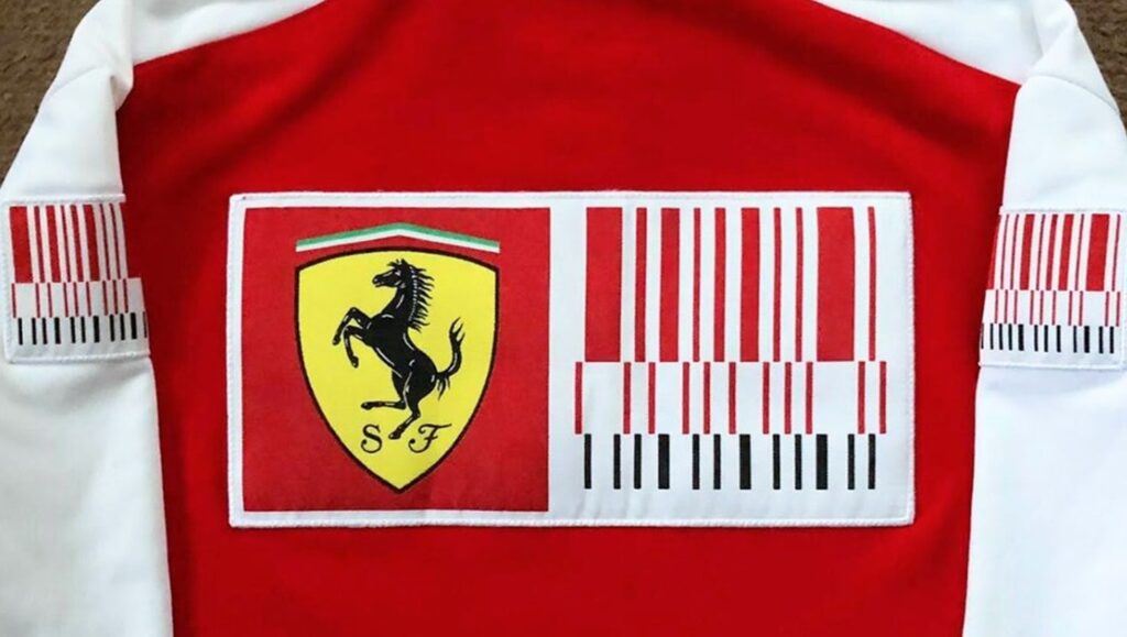 Aplicaciones de la marca de código de barras en uniforme de Ferrari F1