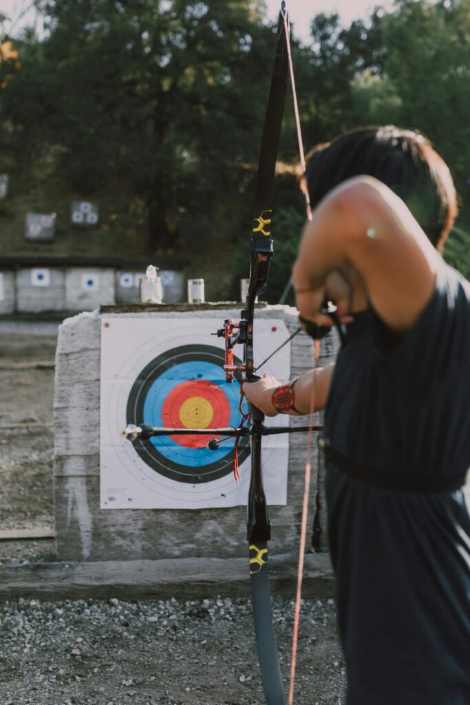 Hombre tirando al blanco con arco y flecha representando el outbound marketing
